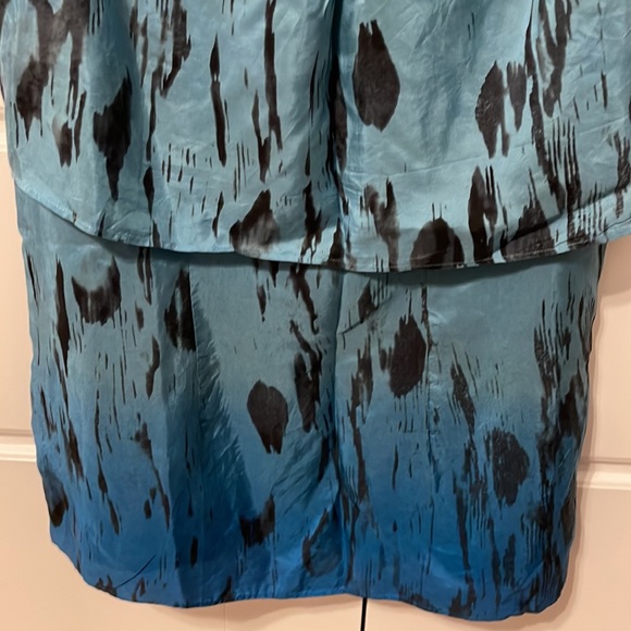 CAbi # 142 Serene blue black ombré silk tiered sleeveless blouse, size medium - Picture 3 of 7